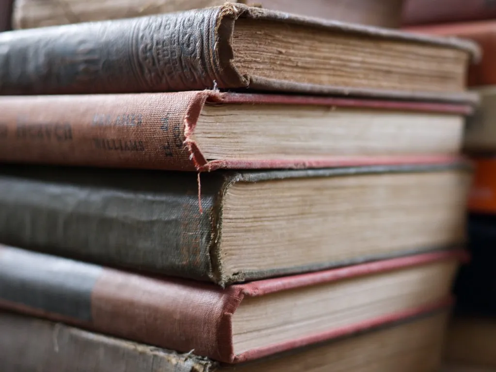 Pila de libros antiguos de tapas gastadas