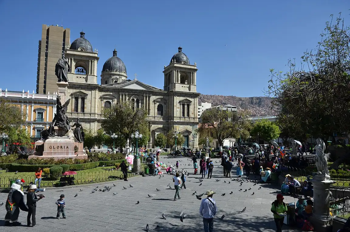 Plaza Murillo, en La Paz, con la catedral y edificios de gobierno